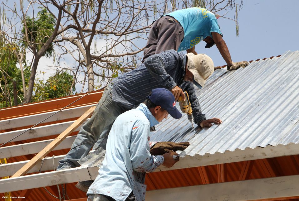 Avanza en Managua construcción de modernas paradas de buses