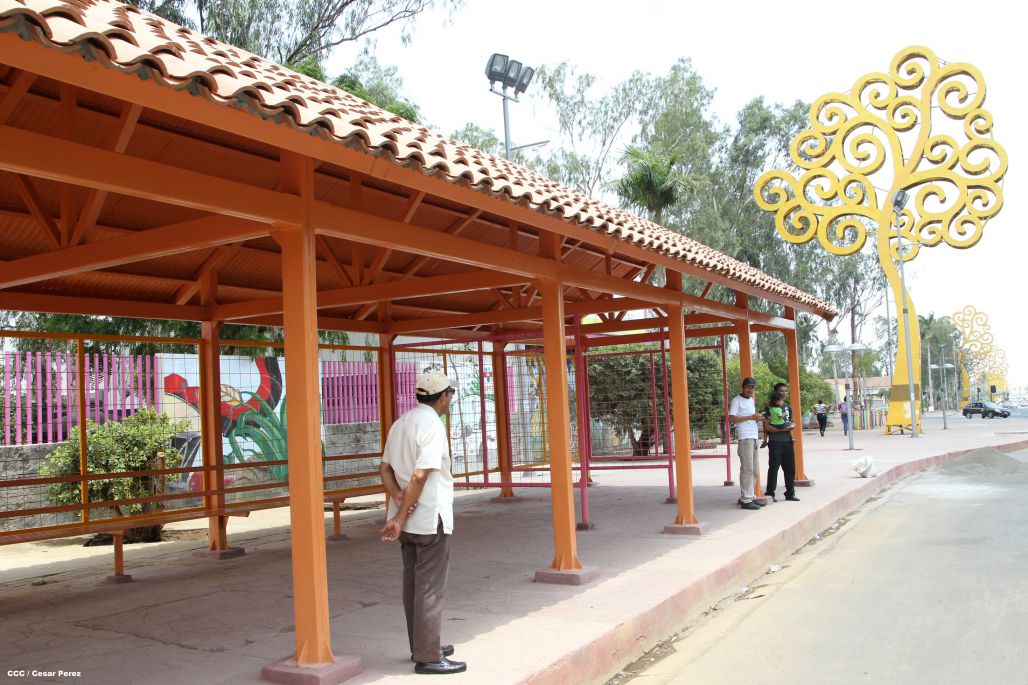 Avanza en Managua construcción de modernas paradas de buses