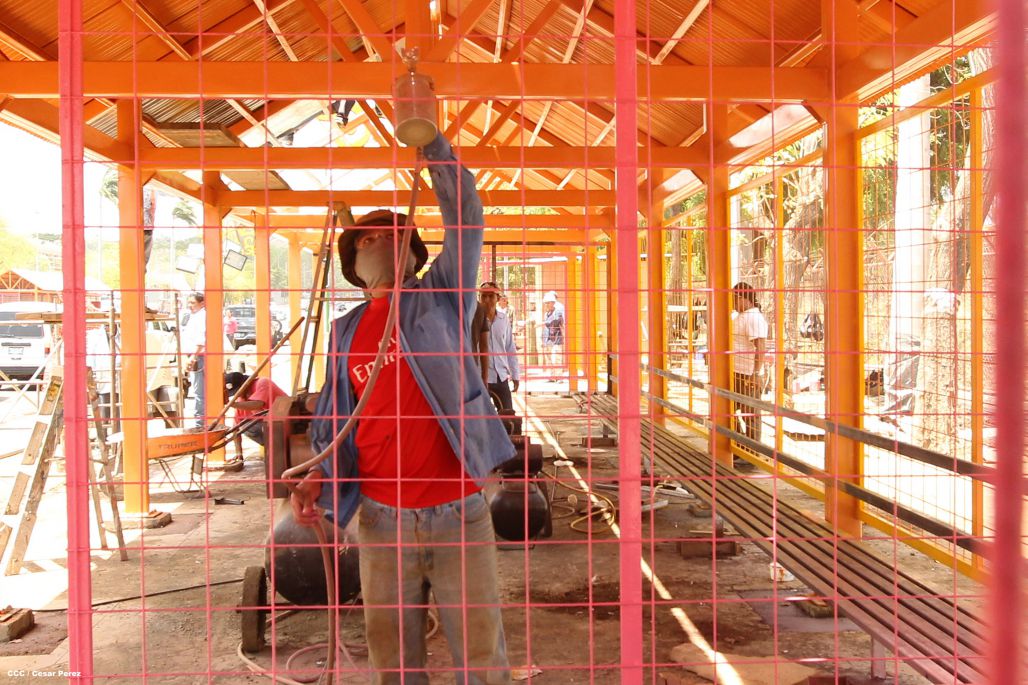 Avanza en Managua construcción de modernas paradas de buses