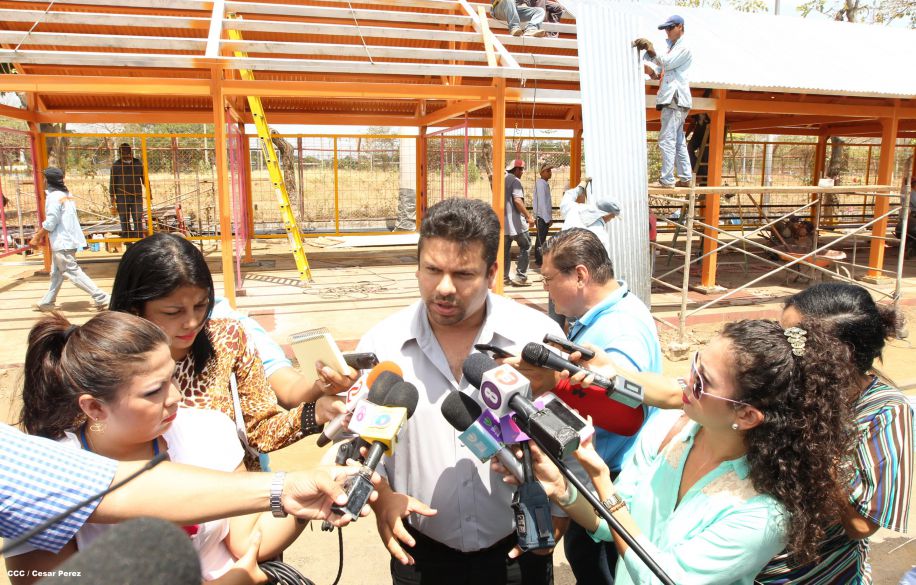 Avanza en Managua construcción de modernas paradas de buses
