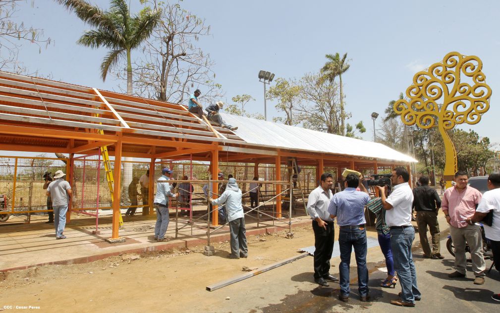 Avanza en Managua construcción de modernas paradas de buses