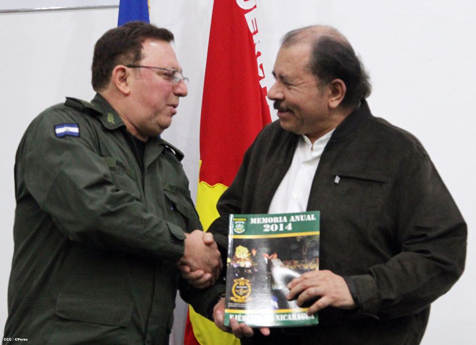 Presidente Daniel y Compañera Rosario reciben Memoria Anual 2014 del Ejército de Nicaragua