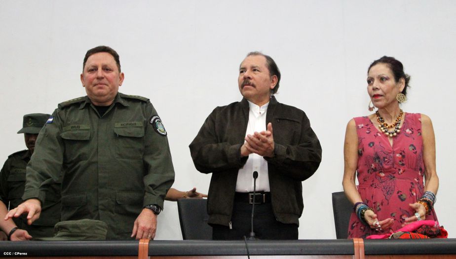 Presidente Daniel y Compañera Rosario reciben Memoria Anual 2014 del Ejército de Nicaragua