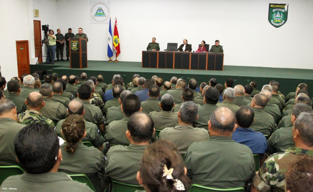 Presidente Daniel y Compañera Rosario reciben Memoria Anual 2014 del Ejército de Nicaragua