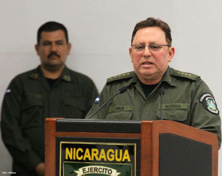 Presidente Daniel y Compañera Rosario reciben Memoria Anual 2014 del Ejército de Nicaragua