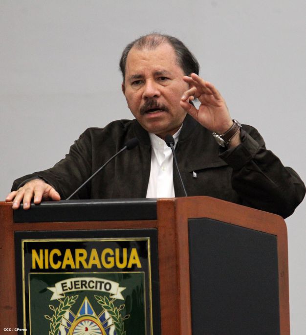 Presidente Daniel y Compañera Rosario reciben Memoria Anual 2014 del Ejército de Nicaragua