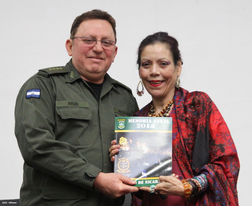 Presidente Daniel y Compañera Rosario reciben Memoria Anual 2014 del Ejército de Nicaragua