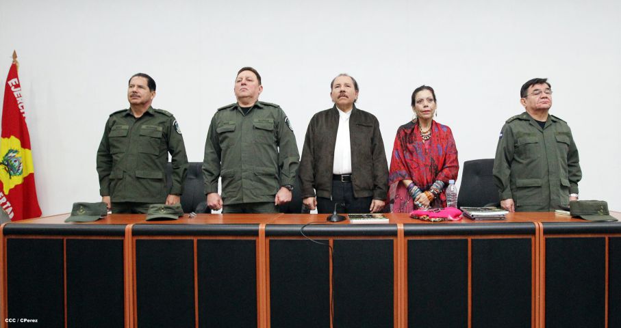 Presidente Daniel y Compañera Rosario reciben Memoria Anual 2014 del Ejército de Nicaragua