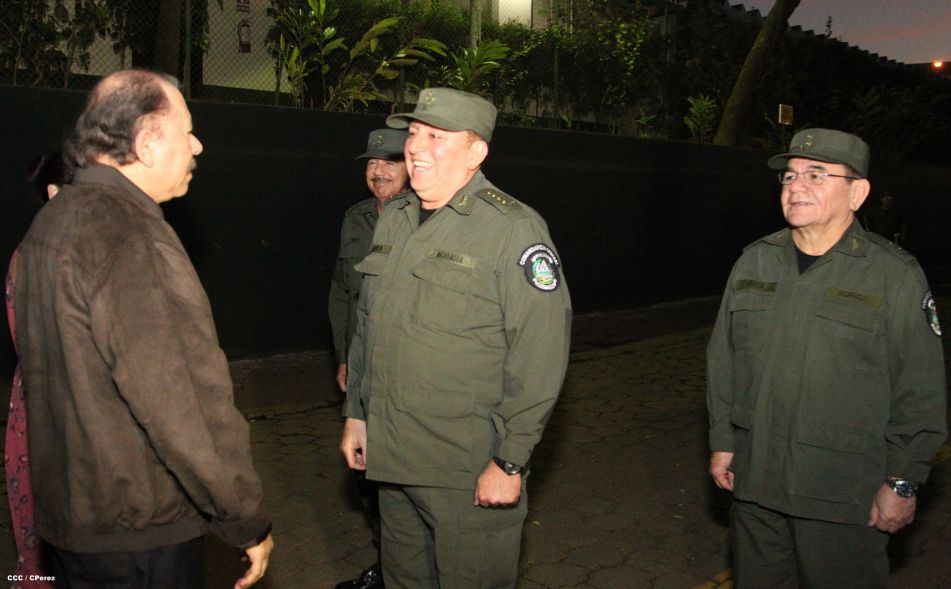 Presidente Daniel y Compañera Rosario reciben Memoria Anual 2014 del Ejército de Nicaragua