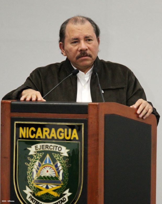 Presidente Daniel y Compañera Rosario reciben Memoria Anual 2014 del Ejército de Nicaragua