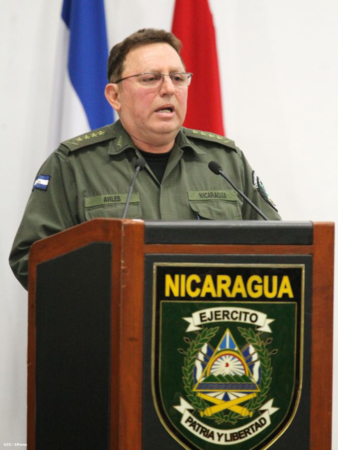 Presidente Daniel y Compañera Rosario reciben Memoria Anual 2014 del Ejército de Nicaragua