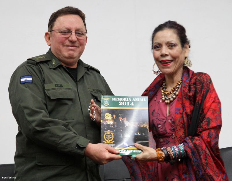 Presidente Daniel y Compañera Rosario reciben Memoria Anual 2014 del Ejército de Nicaragua