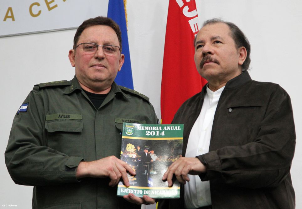 Presidente Daniel y Compañera Rosario reciben Memoria Anual 2014 del Ejército de Nicaragua