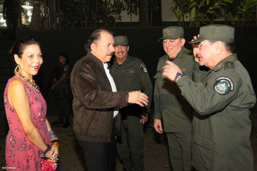 Presidente Daniel y Compañera Rosario reciben Memoria Anual 2014 del Ejército de Nicaragua