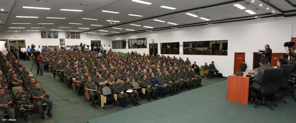 Presidente Daniel y Compañera Rosario reciben Memoria Anual 2014 del Ejército de Nicaragua