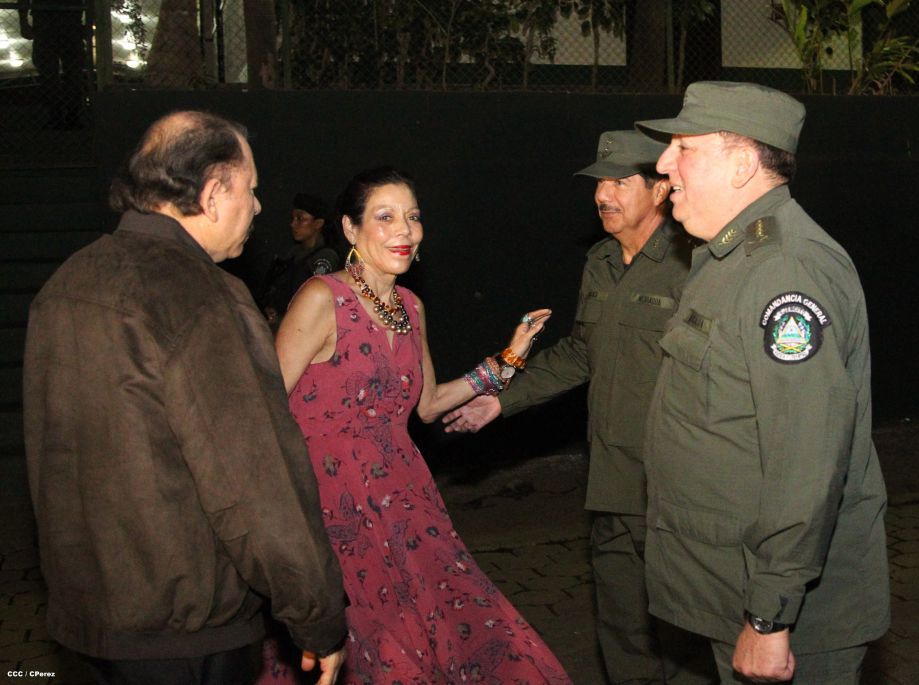 Presidente Daniel y Compañera Rosario reciben Memoria Anual 2014 del Ejército de Nicaragua