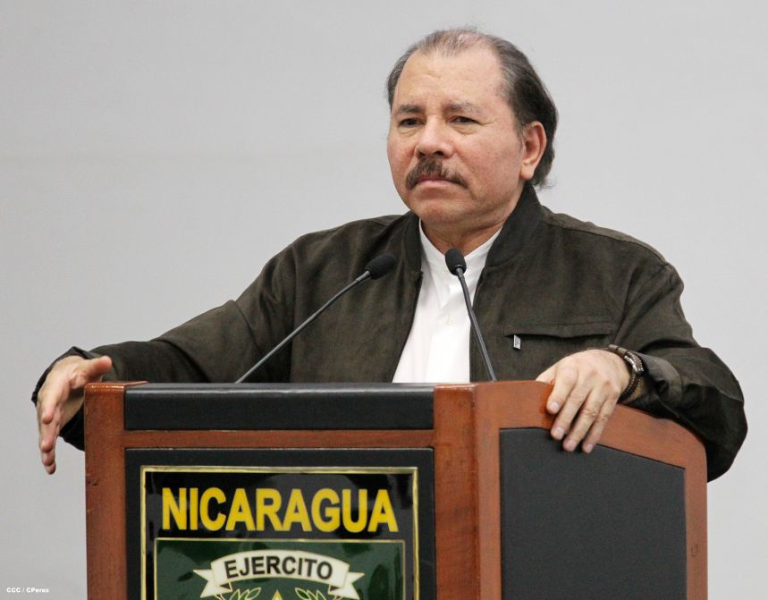 Presidente Daniel y Compañera Rosario reciben Memoria Anual 2014 del Ejército de Nicaragua