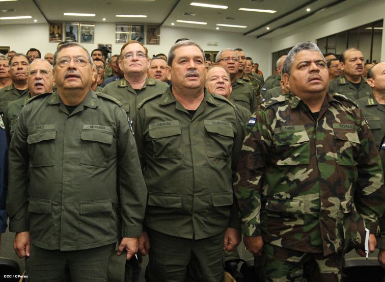 Presidente Daniel y Compañera Rosario reciben Memoria Anual 2014 del Ejército de Nicaragua