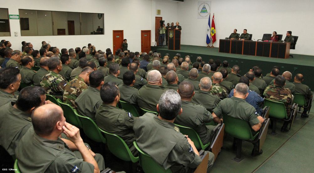 Presidente Daniel y Compañera Rosario reciben Memoria Anual 2014 del Ejército de Nicaragua