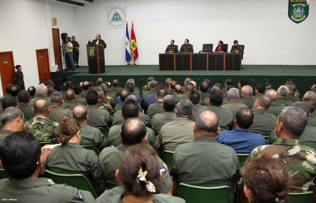 Presidente Daniel y Compañera Rosario reciben Memoria Anual 2014 del Ejército de Nicaragua