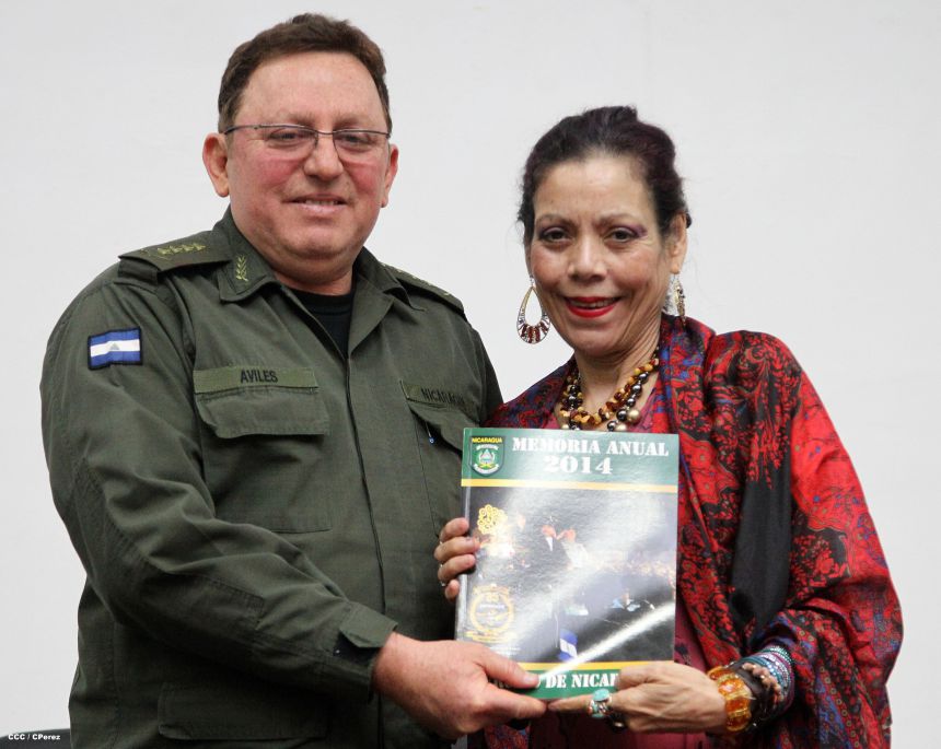 Presidente Daniel y Compañera Rosario reciben Memoria Anual 2014 del Ejército de Nicaragua