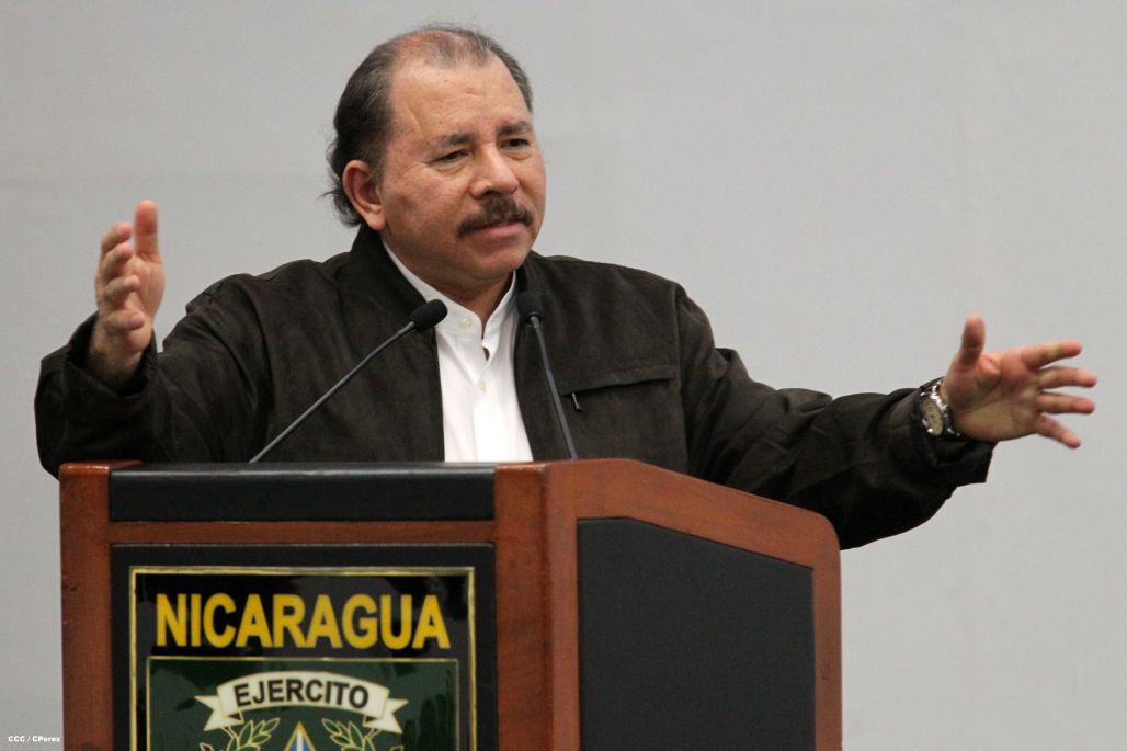 Presidente Daniel y Compañera Rosario reciben Memoria Anual 2014 del Ejército de Nicaragua