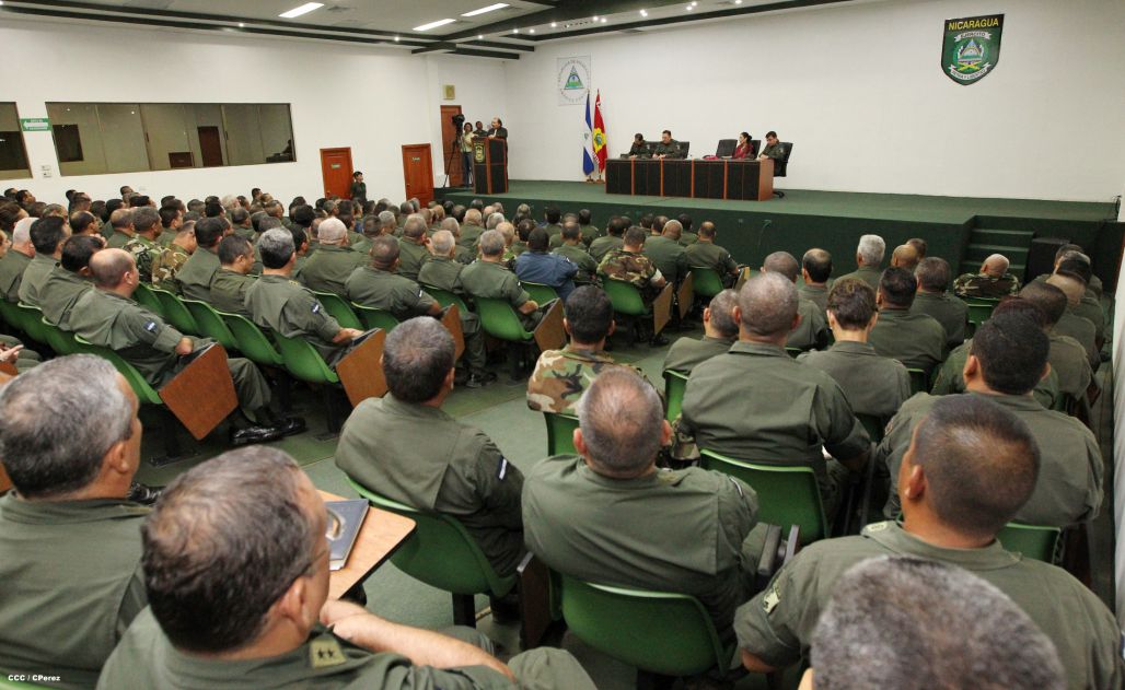 Presidente Daniel y Compañera Rosario reciben Memoria Anual 2014 del Ejército de Nicaragua