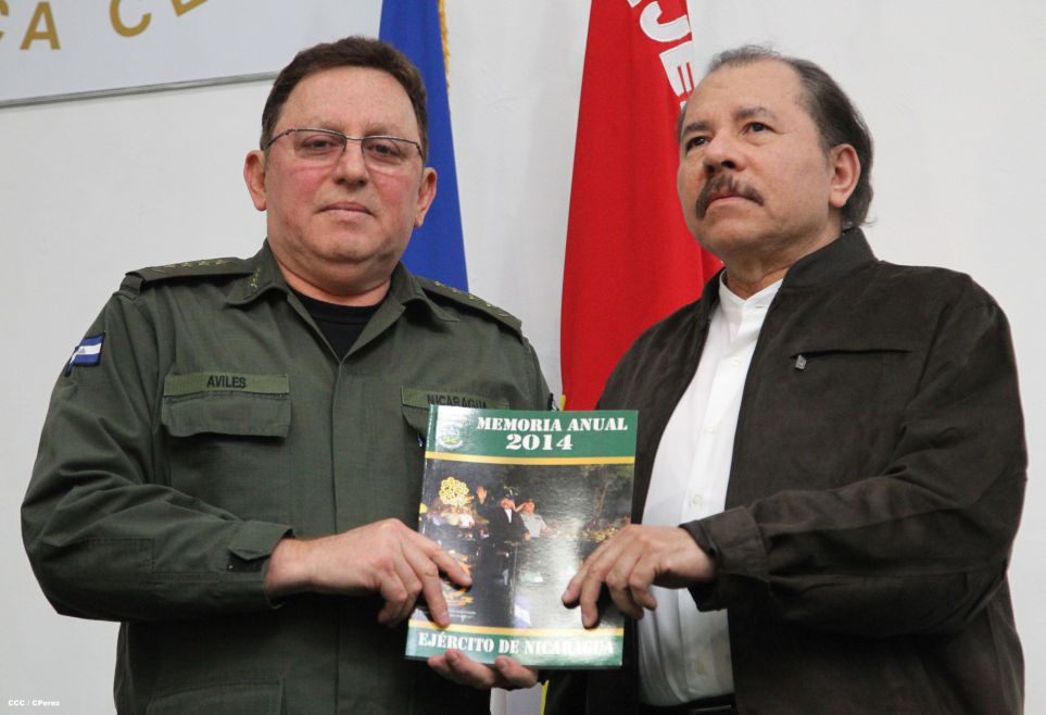 Presidente Daniel y Compañera Rosario reciben Memoria Anual 2014 del Ejército de Nicaragua