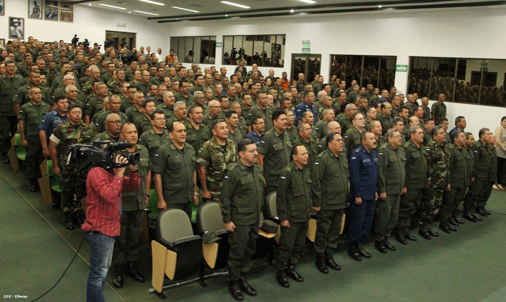 Presidente Daniel y Compañera Rosario reciben Memoria Anual 2014 del Ejército de Nicaragua