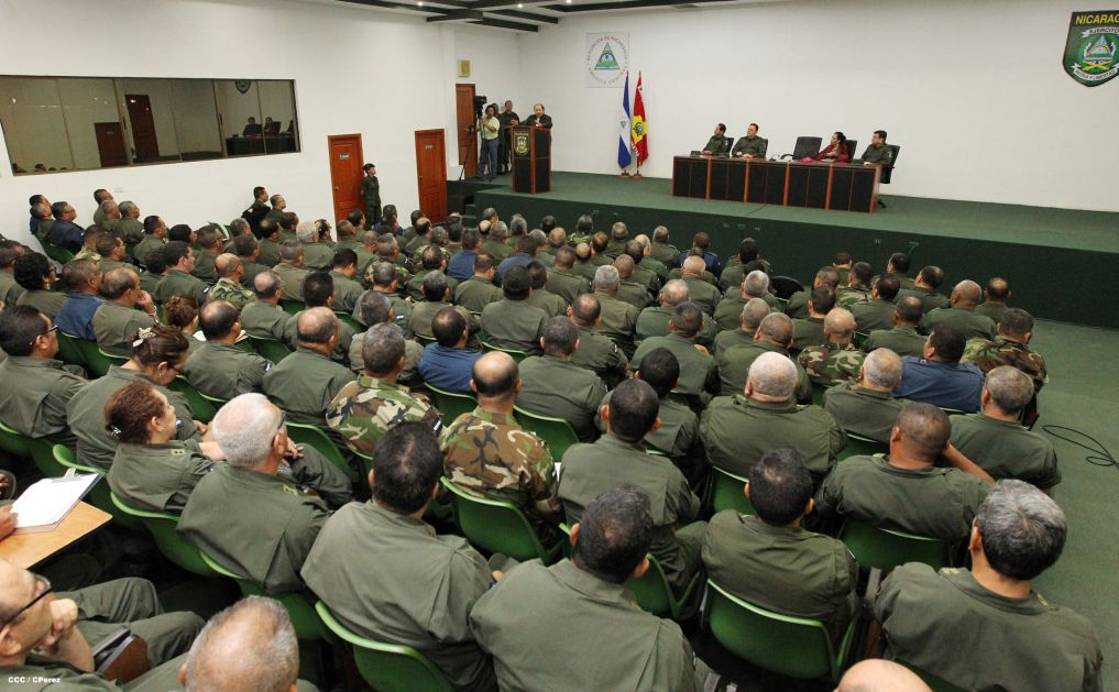 Presidente Daniel y Compañera Rosario reciben Memoria Anual 2014 del Ejército de Nicaragua