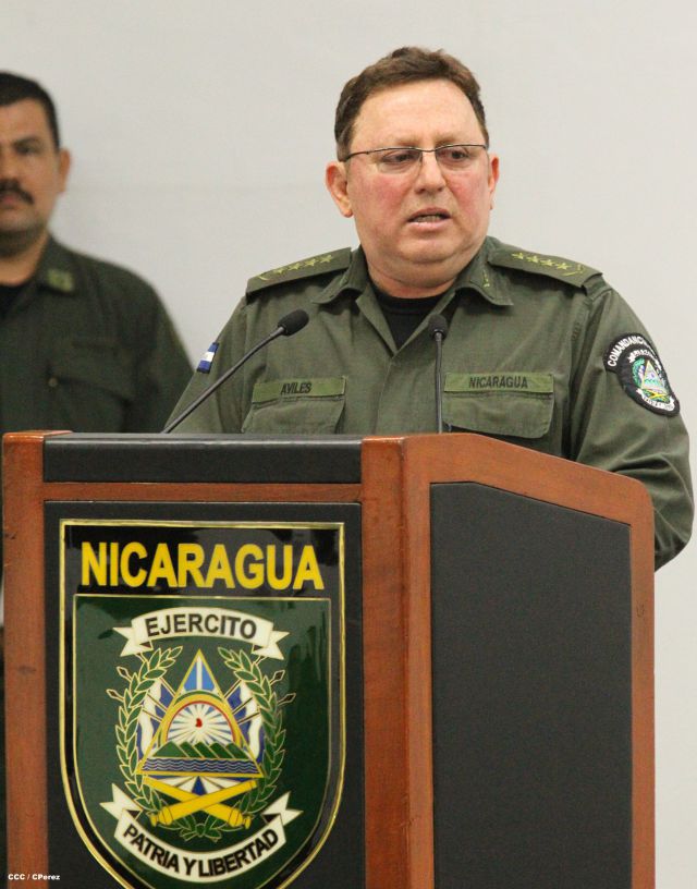 Presidente Daniel y Compañera Rosario reciben Memoria Anual 2014 del Ejército de Nicaragua