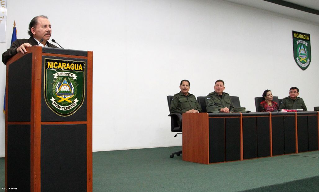Presidente Daniel y Compañera Rosario reciben Memoria Anual 2014 del Ejército de Nicaragua