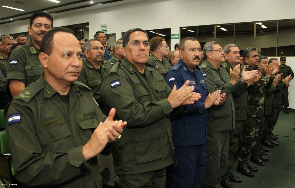 Presidente Daniel y Compañera Rosario reciben Memoria Anual 2014 del Ejército de Nicaragua