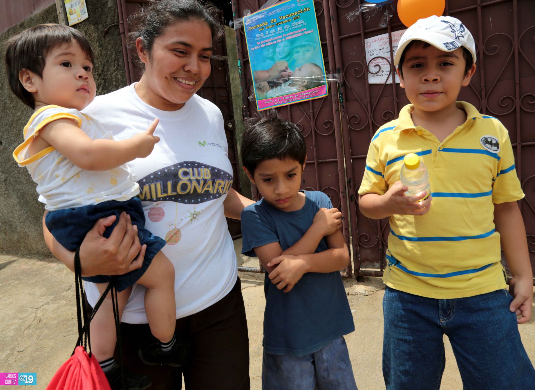 Familias asisten a días centrales de la vacunación