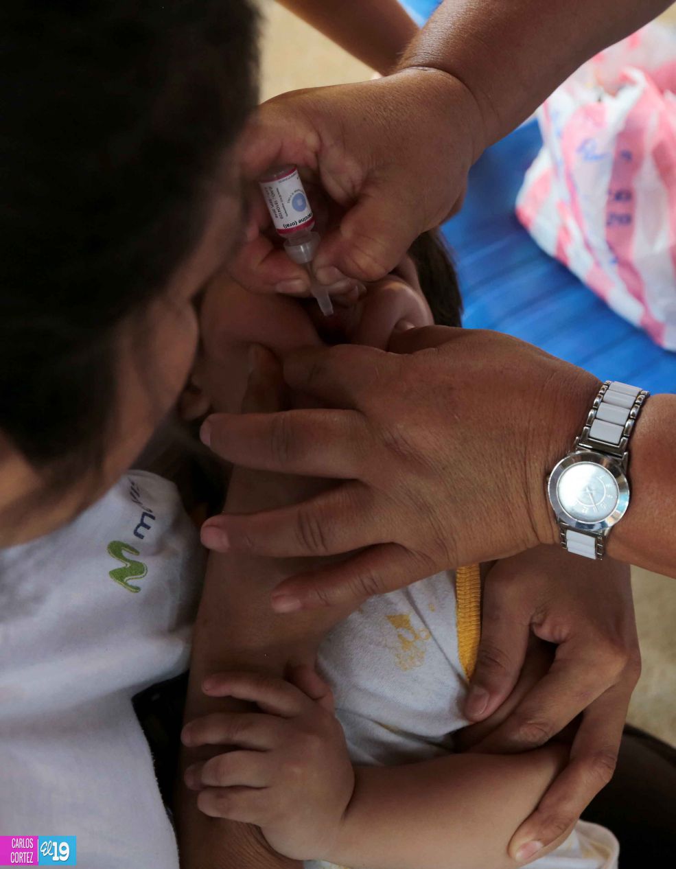 Familias asisten a días centrales de la vacunación