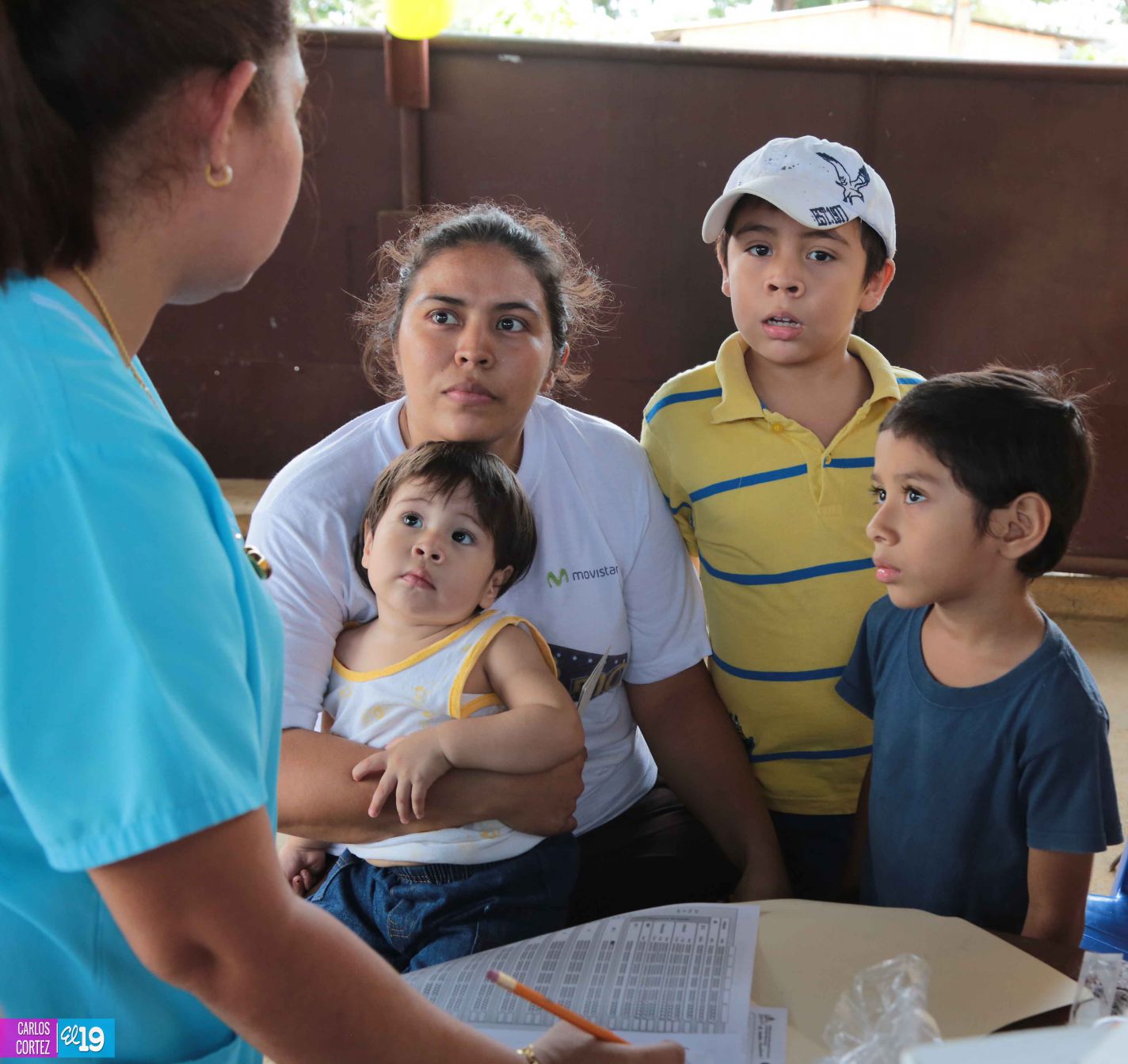Familias asisten a días centrales de la vacunación