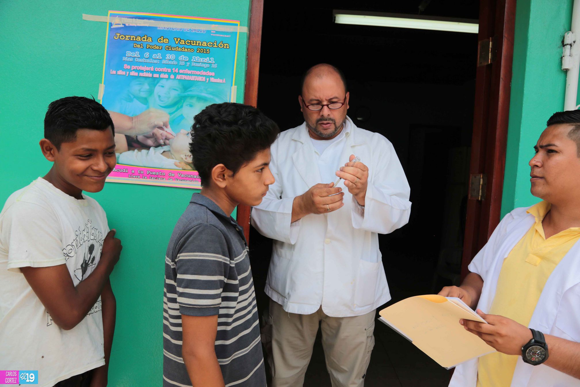 Familias asisten a días centrales de la vacunación