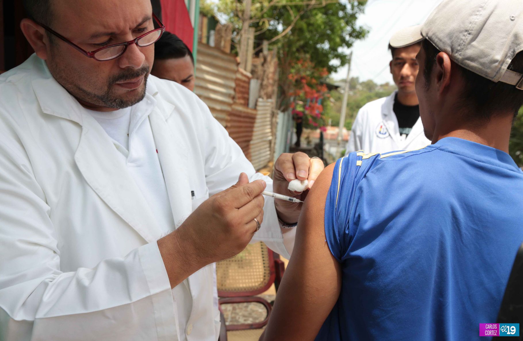 Familias asisten a días centrales de la vacunación