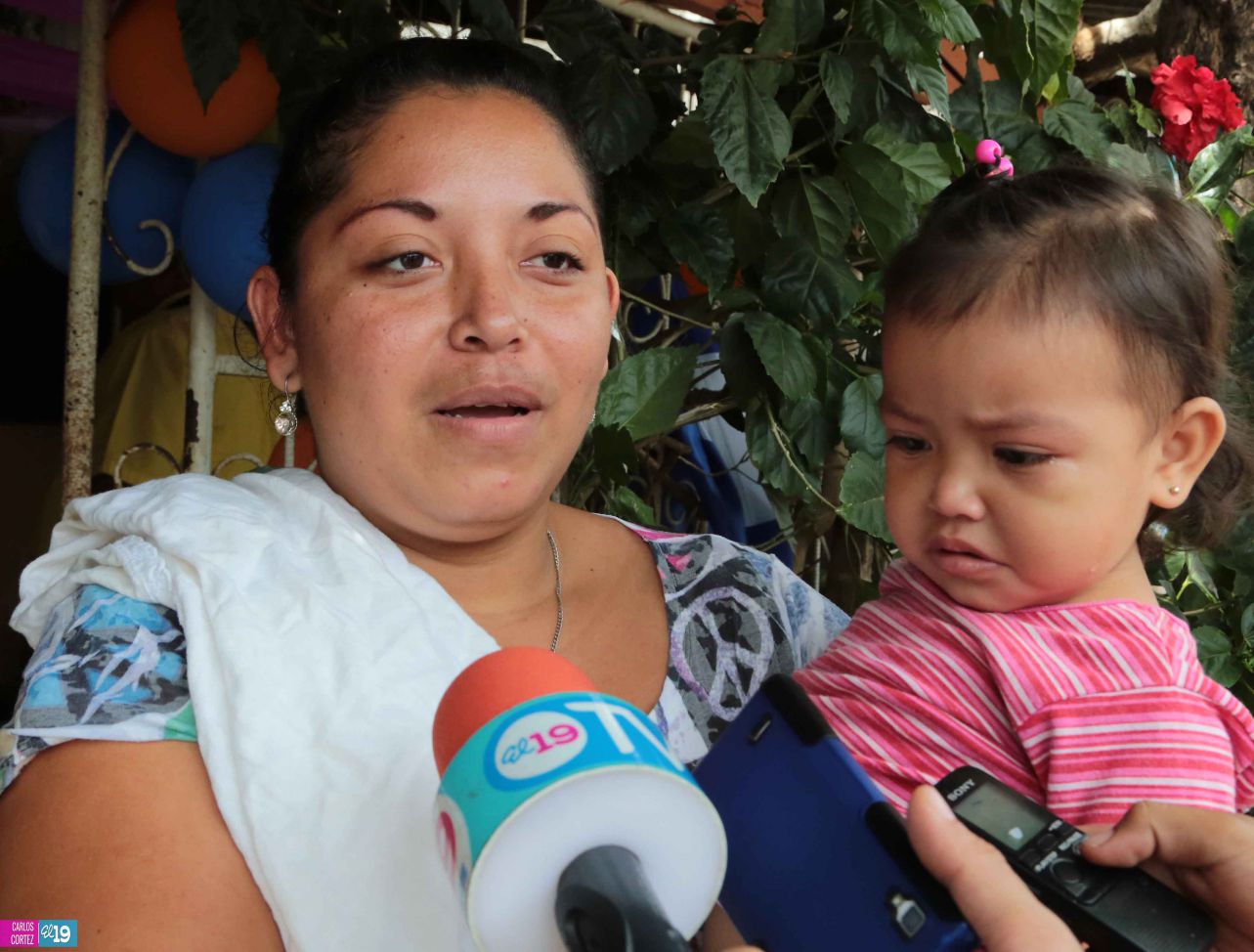 Familias asisten a días centrales de la vacunación