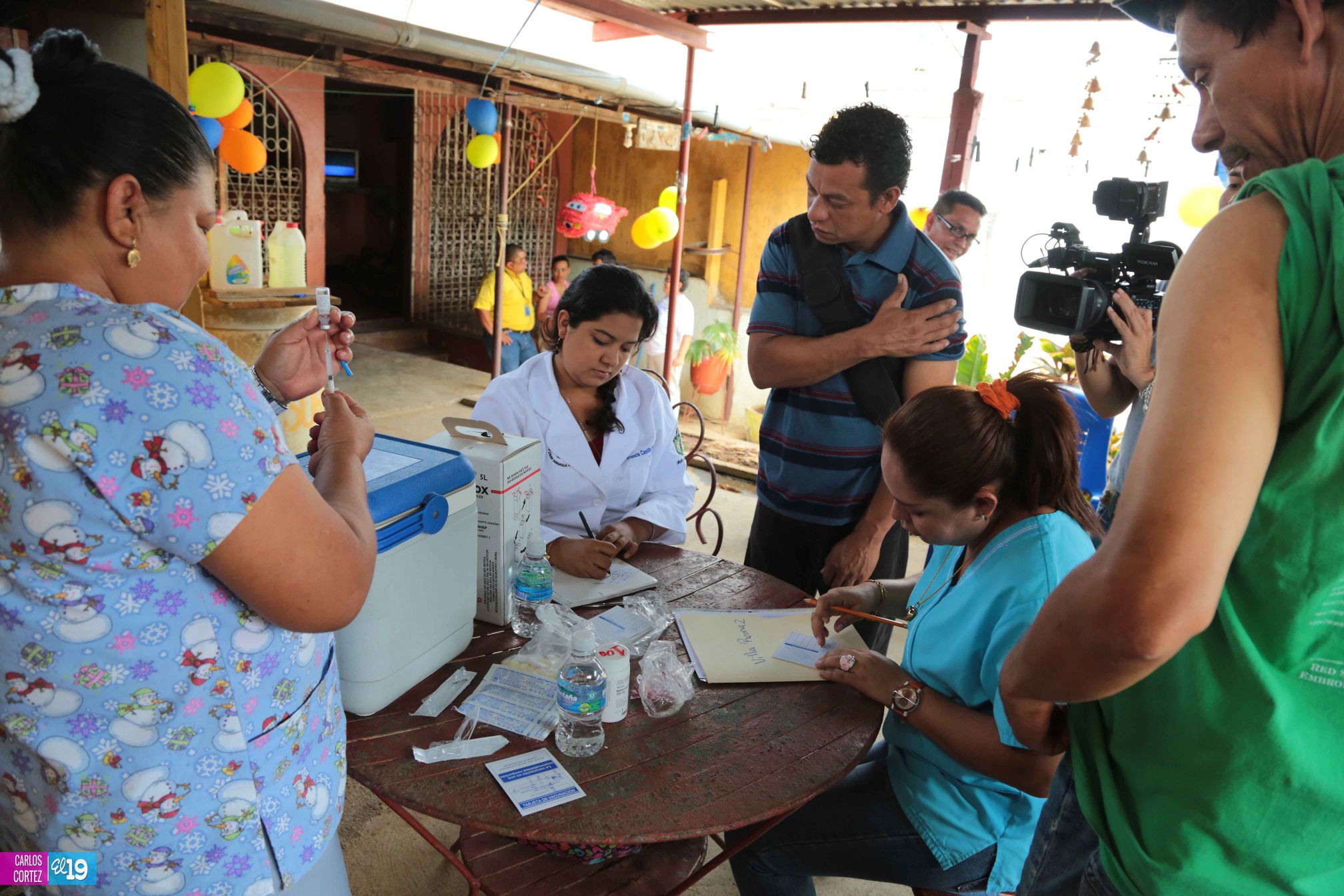 Familias asisten a días centrales de la vacunación