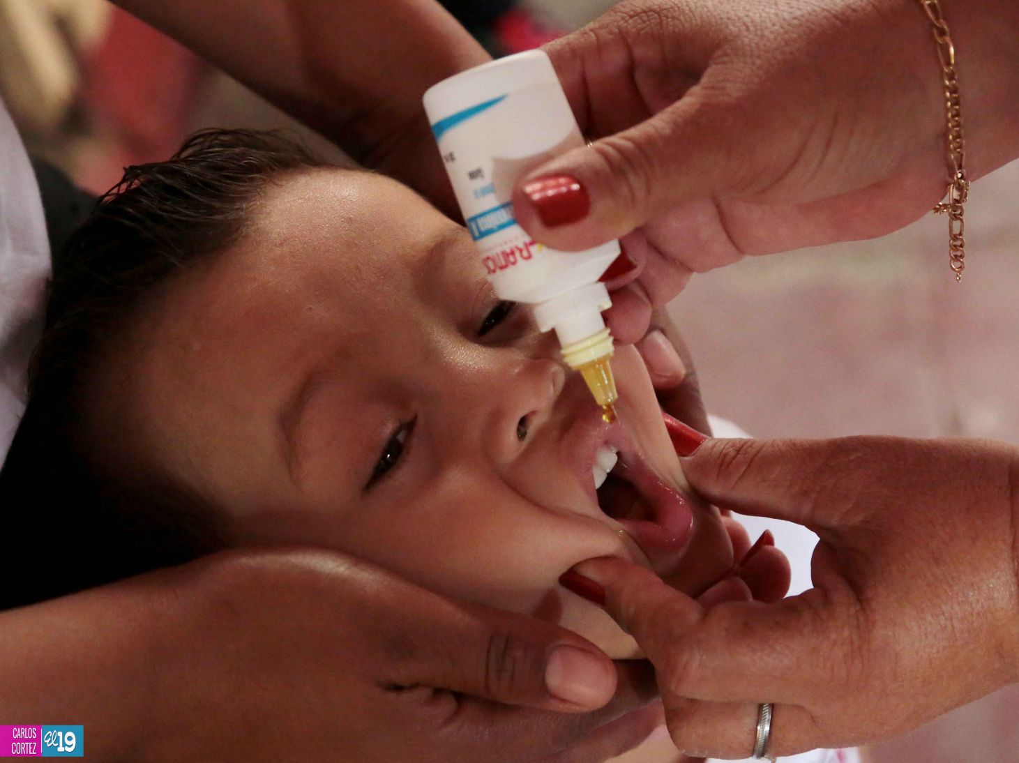 Familias asisten a días centrales de la vacunación