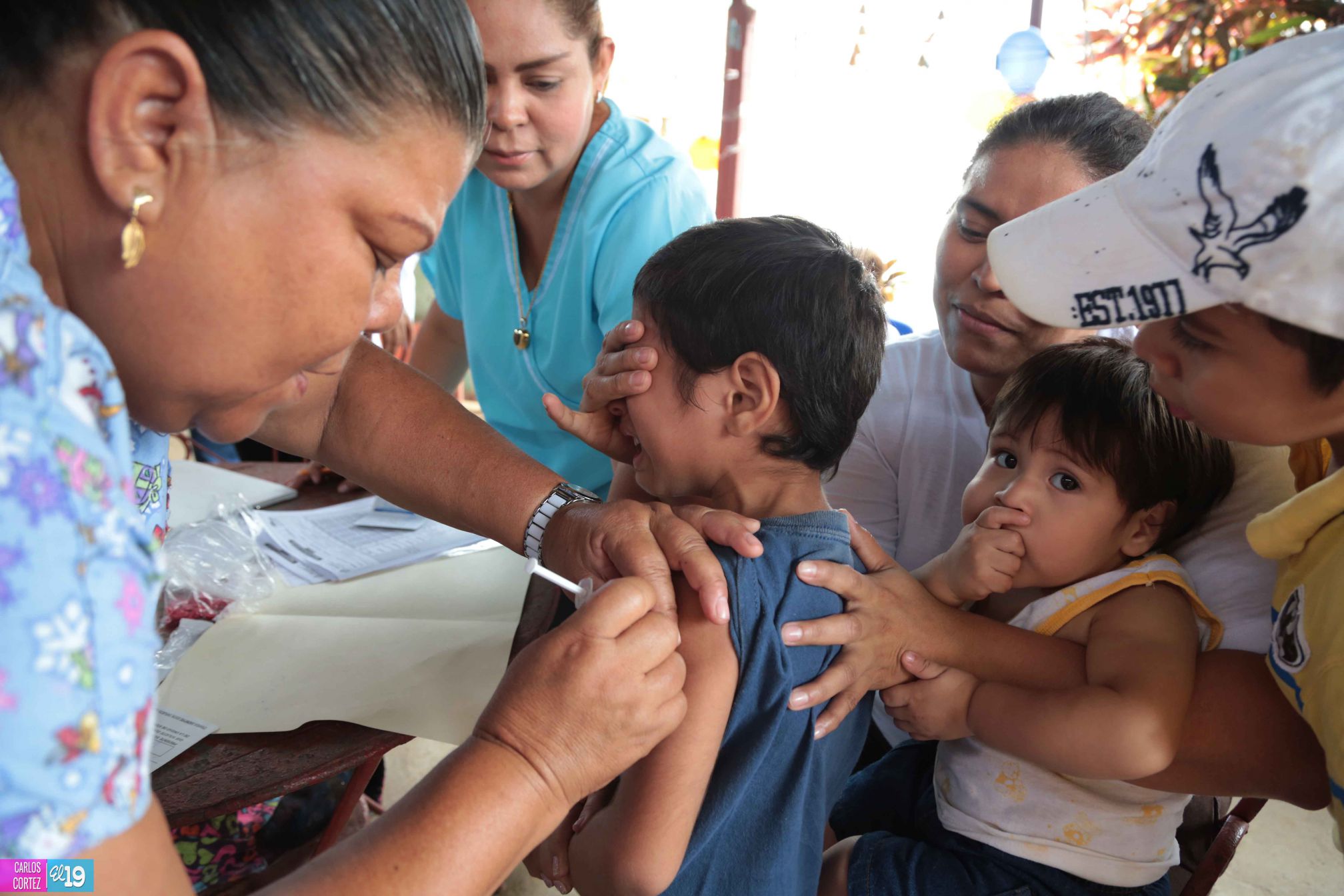 Familias asisten a días centrales de la vacunación