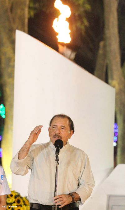 Daniel y Rosario rinden homenaje al Comandante Tomás Borge Martínez