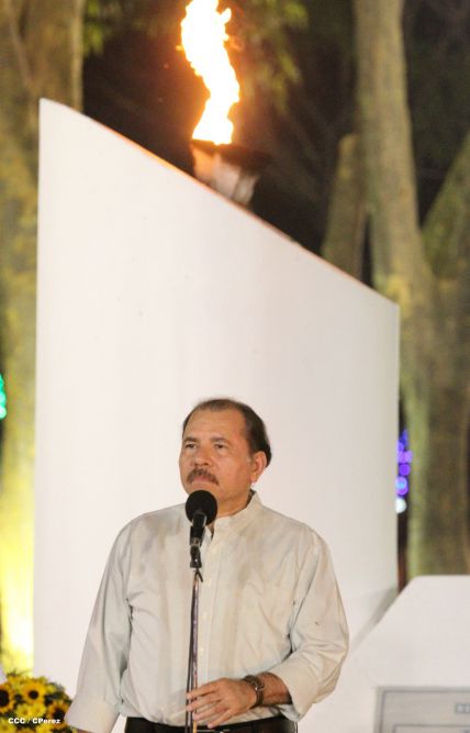 Daniel y Rosario rinden homenaje al Comandante Tomás Borge Martínez