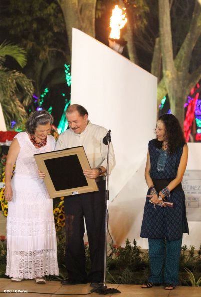 Daniel y Rosario rinden homenaje al Comandante Tomás Borge Martínez