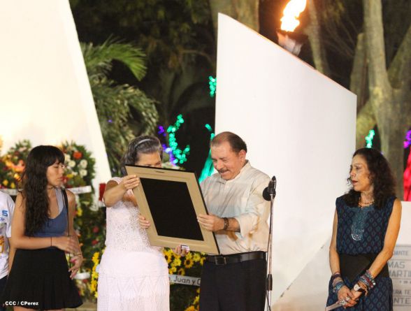 Daniel y Rosario rinden homenaje al Comandante Tomás Borge Martínez