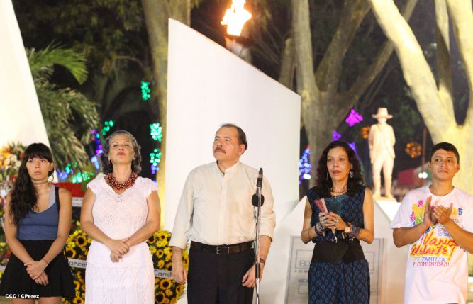 Daniel y Rosario rinden homenaje al Comandante Tomás Borge Martínez