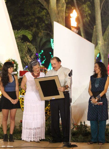 Daniel y Rosario rinden homenaje al Comandante Tomás Borge Martínez