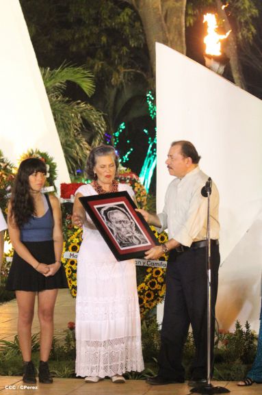 Daniel y Rosario rinden homenaje al Comandante Tomás Borge Martínez