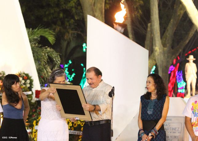 Daniel y Rosario rinden homenaje al Comandante Tomás Borge Martínez